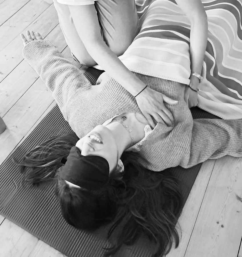 Bodyreading-Einzelsession: eine liegende Frau wird achtsam am Brustkorb berührt